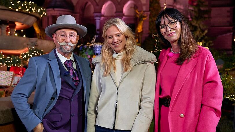 Horst Lichter begrüßte in der XXL-Ausgabe von "Bares für Rares" unter anderem Promi-Gast Larissa Marolt und Expertin Heide Rezepa-Zabel. Horst Lichter begrüßte in der XXL-Ausgabe von "Bares für Rares" unter anderem Promi-Gast Larissa Marolt und Expertin Heide Rezepa-Zabel.