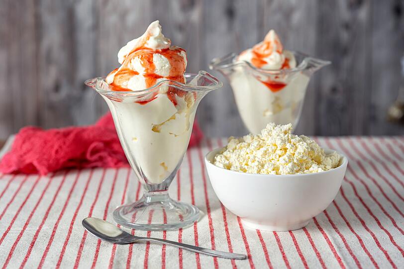 Die Creme in einen Behälter füllen, Deckel darauf und für mindestens zwei bis drei Stunden ins Tiefkühlfach stellen. Für cremiges Eis jede halbe Stunde mit einer Gabel umrühren. Ist das Eis schon länger gefroren, holen Sie es etwa 15 Minuten vor dem Essen heraus und lassen Sie es leicht antauen. Die Creme in einen Behälter füllen, Deckel darauf und für mindestens zwei bis drei Stunden ins Tiefkühlfach stellen. Für cremiges Eis jede halbe Stunde mit einer Gabel umrühren. Ist das Eis schon länger gefroren, holen Sie es etwa 15 Minuten vor dem Essen heraus und lassen Sie es leicht antauen.