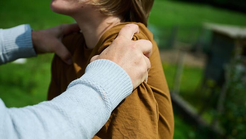 Die Kinderschutz-Hotline hört unter 0800 8888 004 zu und vermittelt Hilfe vor Ort. (Symbolbild) Die Kinderschutz-Hotline hört unter 0800 8888 004 zu und vermittelt Hilfe vor Ort. (Symbolbild)