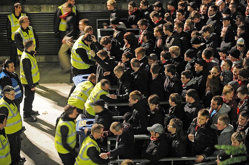 Krawalle beim DFB-Pokalspiel zwischen Eintracht Frankfurt und dem 1. FC Kaiserslautern: Acht Polizisten wurden verletzt.
