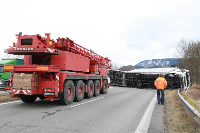 Am Freitag stürmte es so gewaltig, dass auf der A8 im Landkreis Rosenheim ein Lkw umgweht wurde und quer über die Fahrbahn kippte.