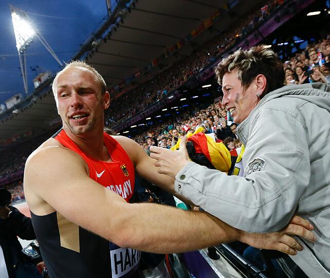 Harting ist einfach ein Typ, streitbar, aber erfolgreich.
Dass ihm bei der Siegesparty die Akkreditierung fürs olympische Dorf
abhanden kam, passt irgendwie zum Image des kantigen Goldjungen.