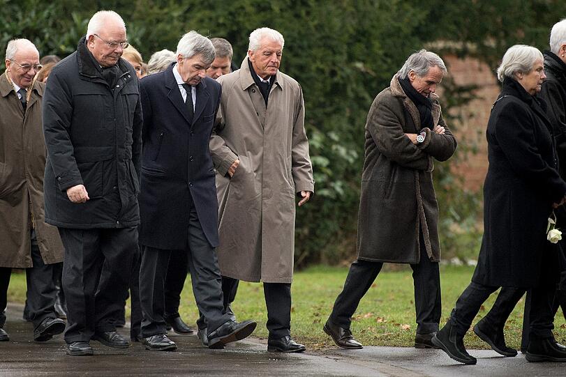 Der Ex-Manager Michael Meier (2. vl-r), Ex-Nationaltrainer Erich Ribbeck und Ex-Fußballer Wolfgang Overath.