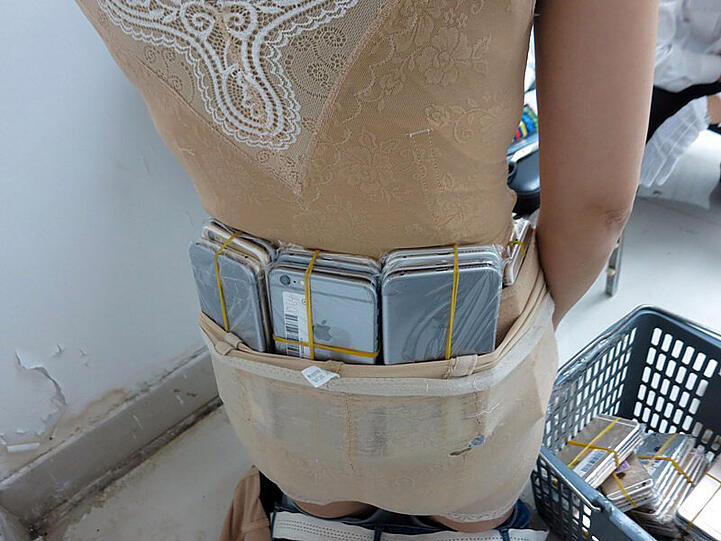 102 iPhones am Körper: Diese Schmugglerin wurde vom chinesischen Zoll erwischt.