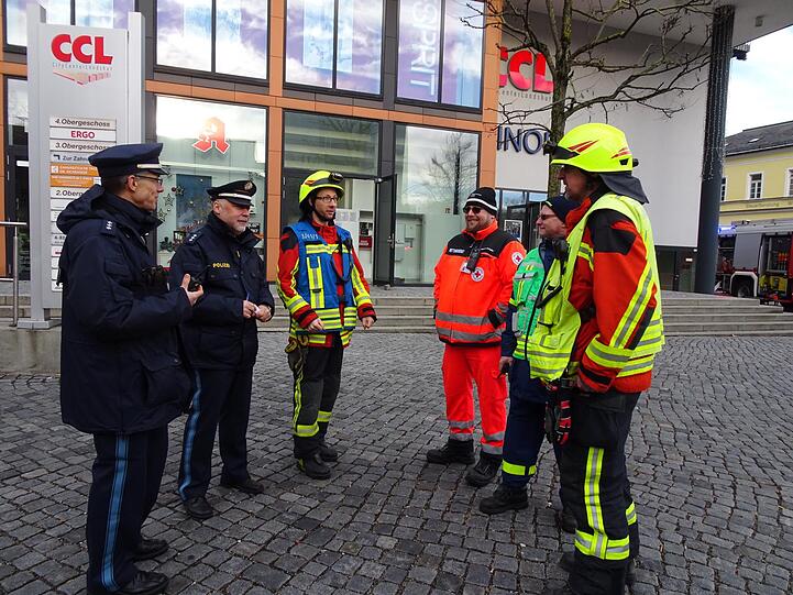 Dominik Zehatschek, Sprecher der Landshuter Feuerwehr (Mitte) mit Feuerwehr, Polizei und Rettungsdienst.