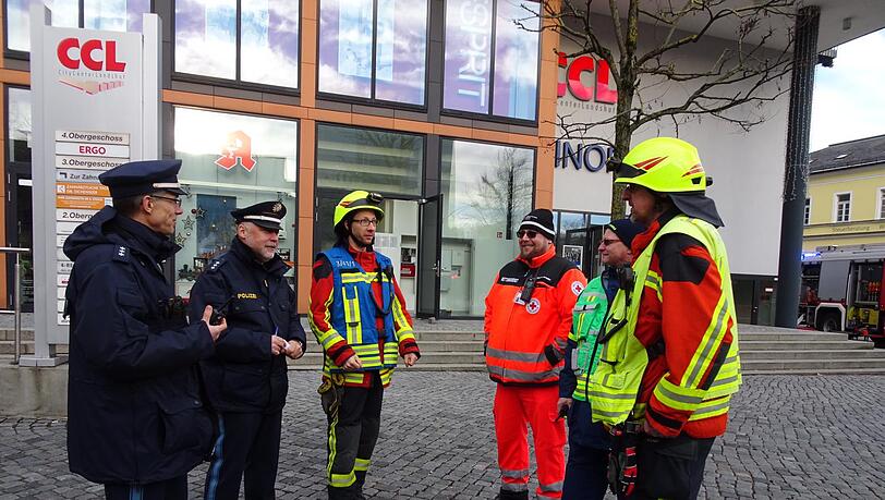 Dominik Zehatschek, Sprecher der Landshuter Feuerwehr (Mitte) mit Feuerwehr, Polizei und Rettungsdienst.