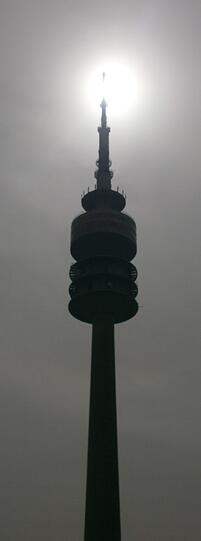 Ein dumpfes Leuchten im Hintergrund: Der Olympiaturm ist von einer Staubwolke umhüllt.