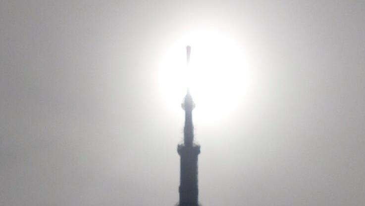 Ein dumpfes Leuchten im Hintergrund: Der Olympiaturm ist von einer Staubwolke umhüllt. Ein dumpfes Leuchten im Hintergrund: Der Olympiaturm ist von einer Staubwolke umhüllt.
