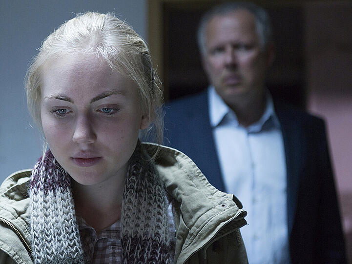 Rita Holbeck (Elisa Schlott) und Kommissar Klaus Borowski (Axel Milberg)