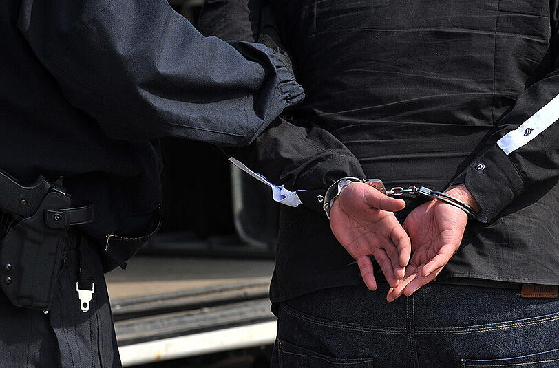 In der Wohnung des Drogendealers konnten die Beamten etliche Betäubungsmittel sicherstellen. (Archivbild)