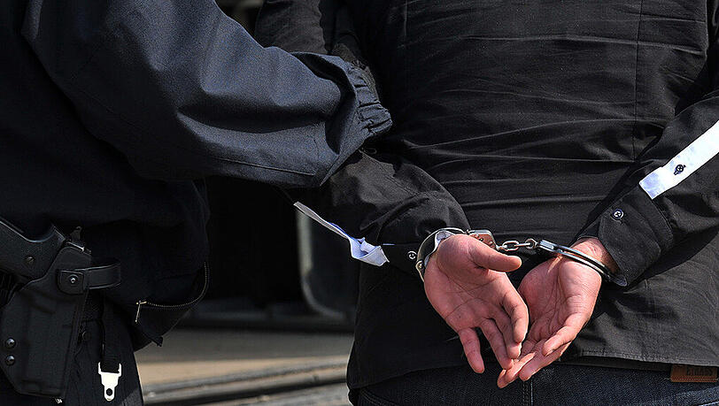 In der Wohnung des Drogendealers konnten die Beamten etliche Betäubungsmittel sicherstellen. (Archivbild) In der Wohnung des Drogendealers konnten die Beamten etliche Betäubungsmittel sicherstellen. (Archivbild)
