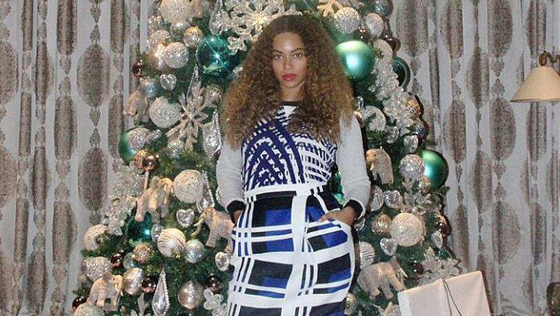 Beyoncés pompöser Weihnachtstraum in Silber und Türkis Beyoncés pompöser Weihnachtstraum in Silber und Türkis