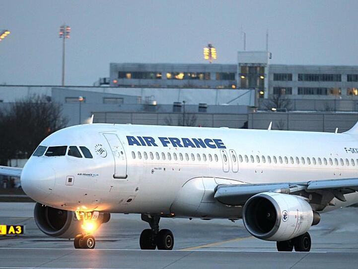Passagierflugzeug von Air France. Am Dienstag wurde bekannt, dass der niederländische Staat sich für 680 Millionen Euro einen Anteil von 12,68 Prozent an der Fluggesellschaft Air France-KLM gesichert hatte.