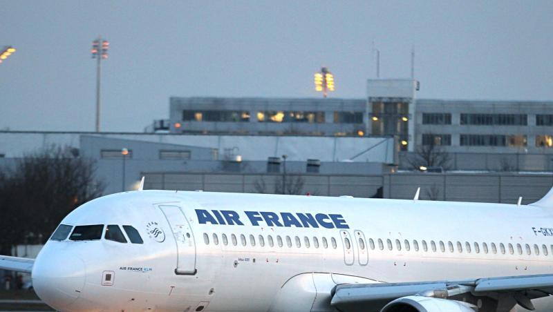 Passagierflugzeug von Air France. Am Dienstag wurde bekannt, dass der niederländische Staat sich für 680 Millionen Euro einen Anteil von 12,68 Prozent an der Fluggesellschaft Air France-KLM gesichert hatte. Passagierflugzeug von Air France. Am Dienstag wurde bekannt, dass der niederländische Staat sich für 680 Millionen Euro einen Anteil von 12,68 Prozent an der Fluggesellschaft Air France-KLM gesichert hatte.