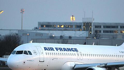Passagierflugzeug von Air France. Am Dienstag wurde bekannt, dass der niederländische Staat sich für 680 Millionen Euro einen Anteil von 12,68 Prozent an der Fluggesellschaft Air France-KLM gesichert hatte.