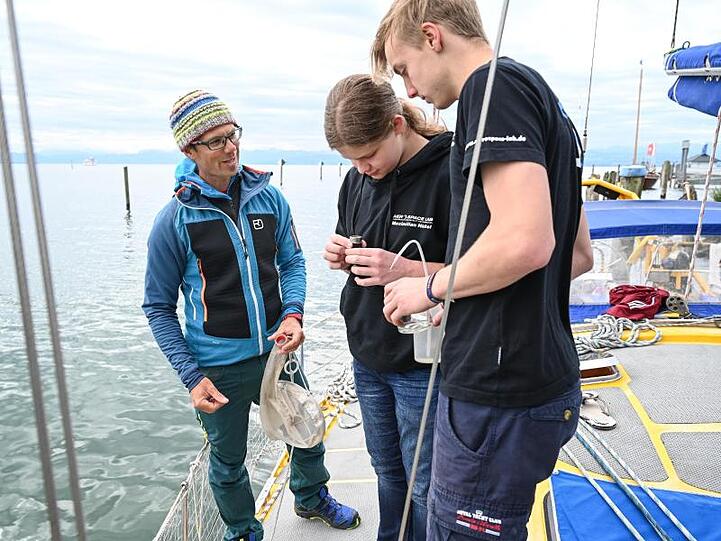Der Biologe Hannes Imhof (l.) mit Gymnasiasten aus Herrenberg auf dem Forschungsschiff Aldebaran auf dem Bodensee. Foto: Felix Kästle