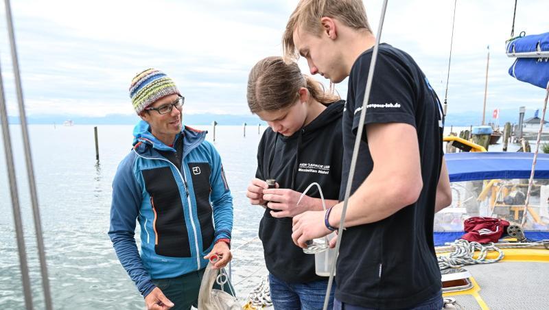 Der Biologe Hannes Imhof (l.) mit Gymnasiasten aus Herrenberg auf dem Forschungsschiff Aldebaran auf dem Bodensee. Foto: Felix Kästle Der Biologe Hannes Imhof (l.) mit Gymnasiasten aus Herrenberg auf dem Forschungsschiff Aldebaran auf dem Bodensee. Foto: Felix Kästle