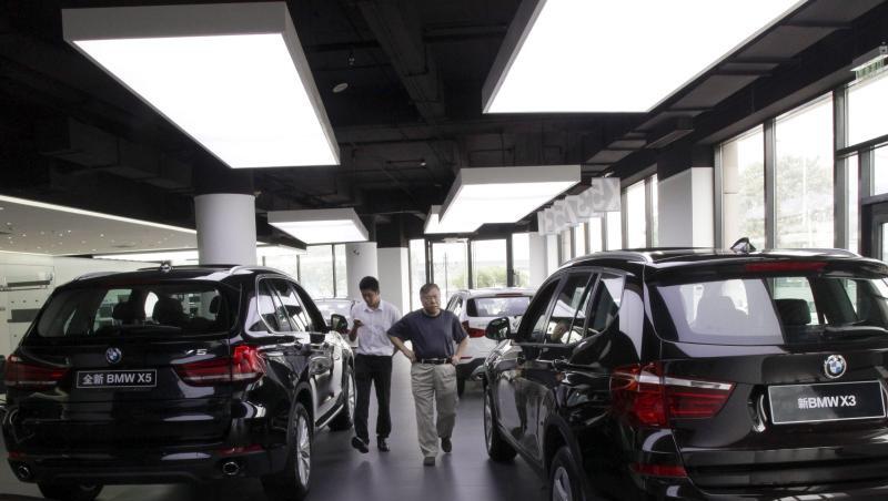 Ein Kunde (r) schaut sich bei einem BMW-Händler verschiedene Modelle an. Foto: Rolex Dela Pena/EPA/Archivbild Ein Kunde (r) schaut sich bei einem BMW-Händler verschiedene Modelle an. Foto: Rolex Dela Pena/EPA/Archivbild