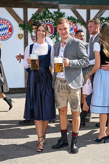 Joshua Kimmich erschien in Begleitung von Ehefrau Lina.