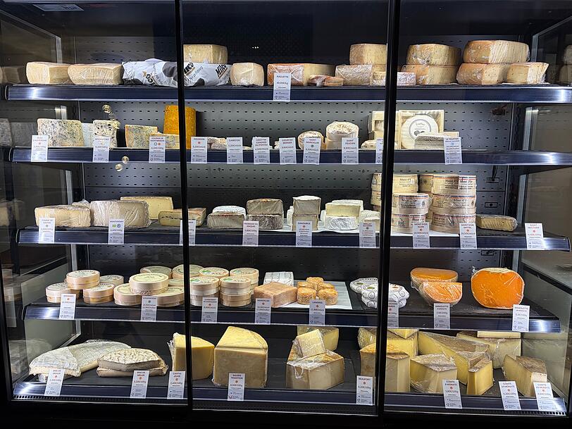 Da wei&szlig; man gar nicht, wo man anfangen soll. Zu jedem K&auml;se erz&auml;hlt Pierre Martin eine Geschichte.