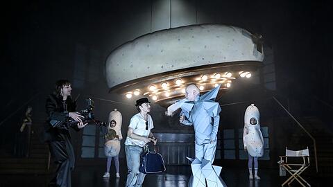 Thomas Hauser, Brigitte Hobmeier als Klaus Lemke und Cathrin St&ouml;rmer als Au&szlig;erirdische.