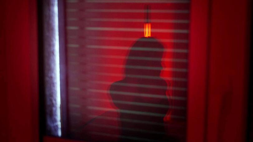 "Loverboys" lassen junge Frauen glauben, in einer Liebesbeziehung mit ihnen zu sein. Mit manipulativen Methoden wie Gaslighting bringen sie ihre Opfer dazu, sich zu prostituieren, um ihre vermeintlichen Geldprobleme zu lösen. "Loverboys" lassen junge Frauen glauben, in einer Liebesbeziehung mit ihnen zu sein. Mit manipulativen Methoden wie Gaslighting bringen sie ihre Opfer dazu, sich zu prostituieren, um ihre vermeintlichen Geldprobleme zu lösen.