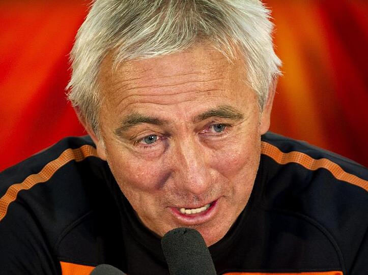 Bondscoach Bert van Marwijk beantwortet die Fragen der Presse.