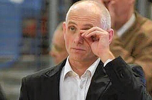 Er sieht ein bisschen übernächtigt aus: Die Playoffs bringen Bambergs Manager Wolfgang Heyer regelmäßig um den Schlaf.