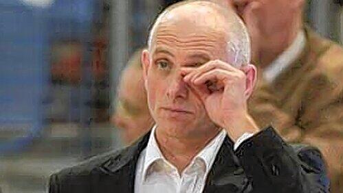 Er sieht ein bisschen übernächtigt aus: Die Playoffs bringen Bambergs Manager Wolfgang Heyer regelmäßig um den Schlaf.