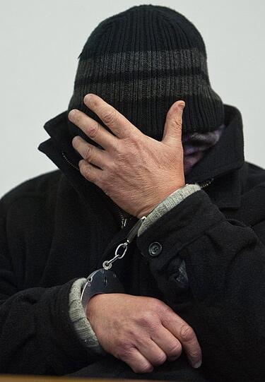 Der Angeklagte Hans B. sitzt am Mittwoch (21.12.2011) im Saal des Landgerichts in Landshut (Niederbayern). Der 58-jährige Deutsche soll in Haiti mehrfach einen Buben sexuell missbraucht und das Kind schließlich gemeinsam mit einem 27 Jahre alten Mitangeklagten nach Deutschland verschleppt haben.