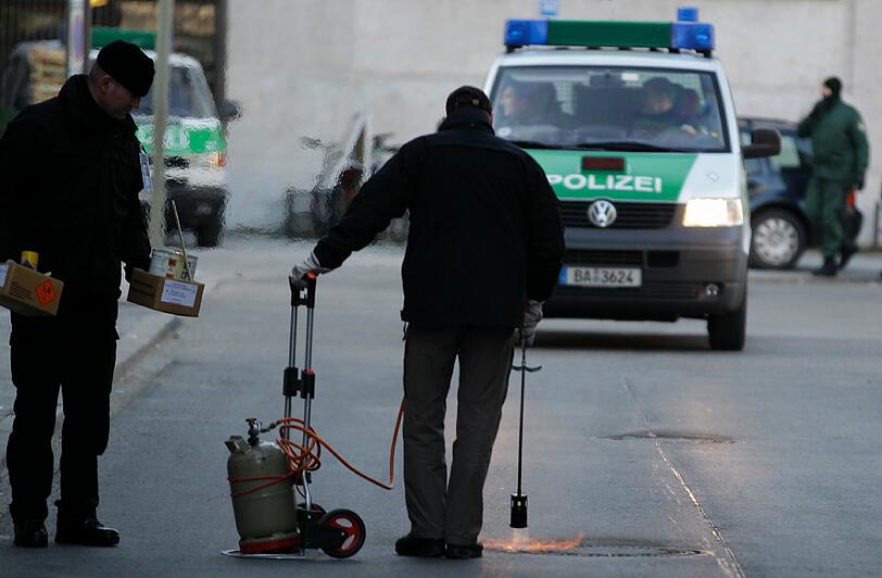 Die Polizei muss aufwendige Sicherheitschecks durchführen.