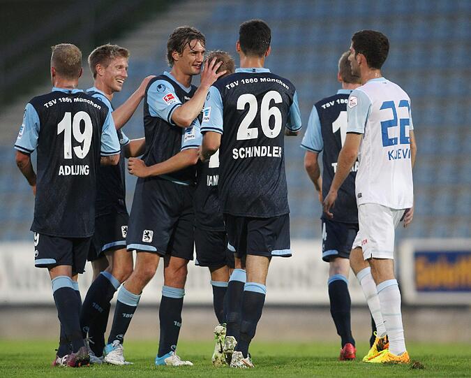 Der TSV 1860 München hat sein Testspiel gegen den FC Zürich mit 5:1 gewonnen. Die besten Bilder aus dem Grenzlandstadion von Kufstein.