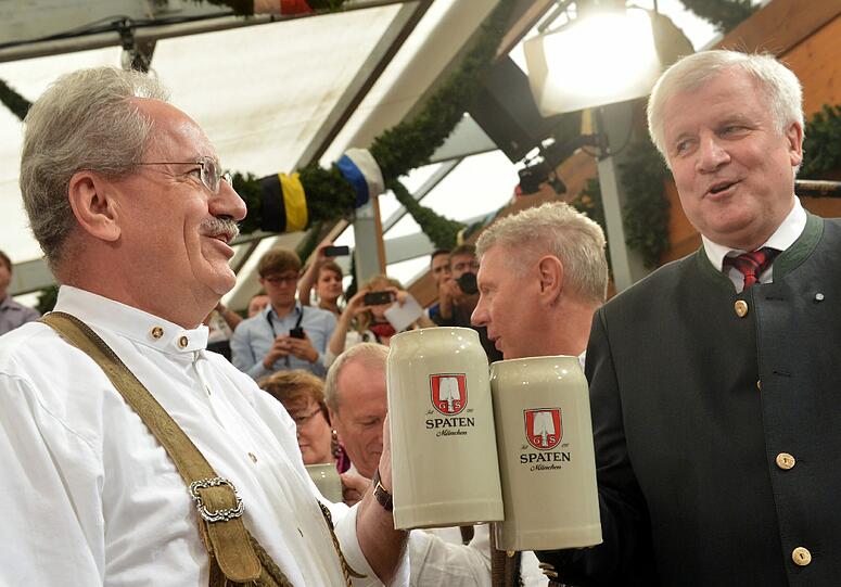 Das erste Bier geht natürlich an Horst Seehofer.