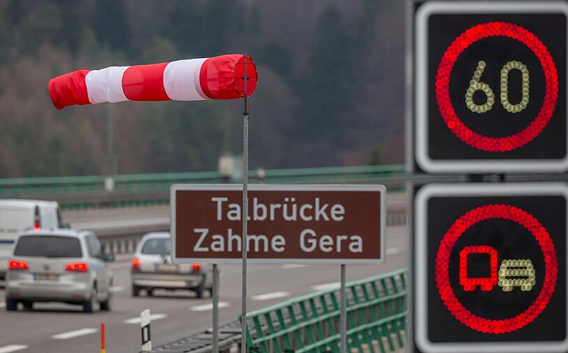 Ein Windsack zeigt an der Autobahn A71 bei Geraberg (Thüringen) starken Seitenwind an, der durch das Orkantief "Xaver" verursacht wird.