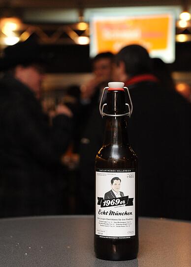 ine kleine Giesinger Brauerei hat Seppi ein Bier gebraut.