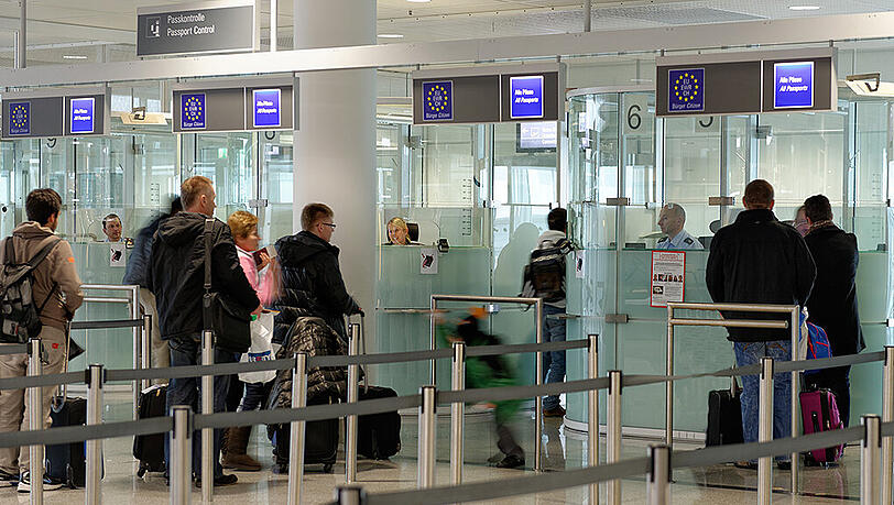 Regelmäßig verfangen sich mit Haftbefehl gesuchte Personen im Fahndungsnetz der Bundespolizei am Münchner Flughafen - im Schnitt zwei am Tag. Am Maifeiertag nahmen die Bundespolizisten bei Grenzkontrollen gleich sechs Reisende aufgrund bestehender Haftbefehle fest. (Symbolbild) Regelmäßig verfangen sich mit Haftbefehl gesuchte Personen im Fahndungsnetz der Bundespolizei am Münchner Flughafen - im Schnitt zwei am Tag. Am Maifeiertag nahmen die Bundespolizisten bei Grenzkontrollen gleich sechs Reisende aufgrund bestehender Haftbefehle fest. (Symbolbild)
