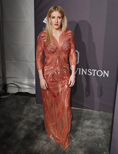 Das rostrote Paillettenkleid lässt Sängerin Ellie Goulding blass erscheinen