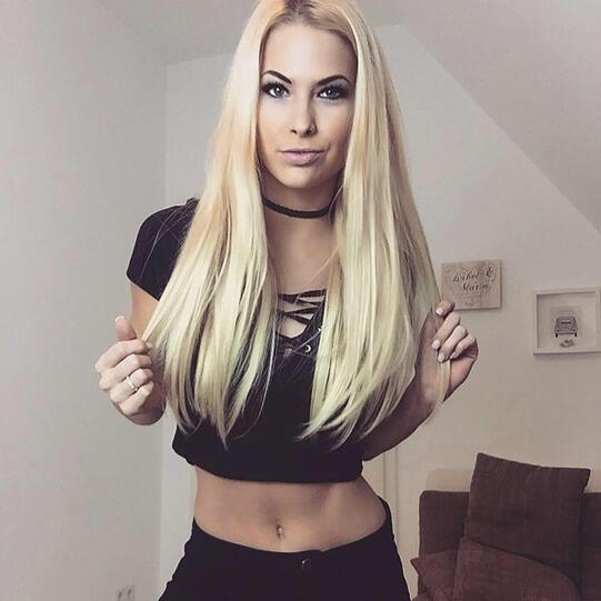 Isabell Glück gewann 2012 die "Miss Germany"-Wahl. Jetzt singt sie freizügig auf der Megabpark-Bühne.