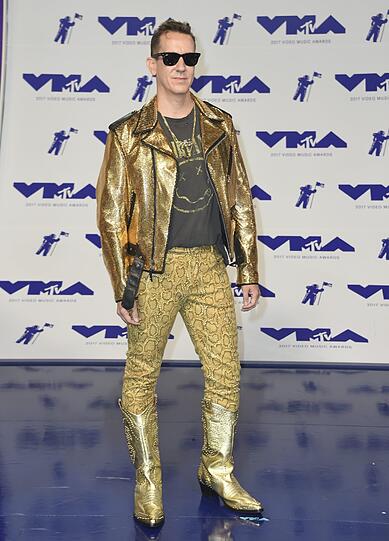 Flop: Jeremy Scott trägt goldene Cowboystiefel, Schlangenleder(-Optik)-Hose und ein Nirvana-Shirt mit goldener Lederjacke