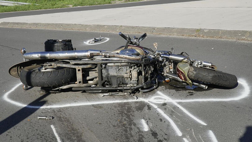 Ein Motorrad liegt nach einem Unfall auf der Fahrbahn (Symbolbild).