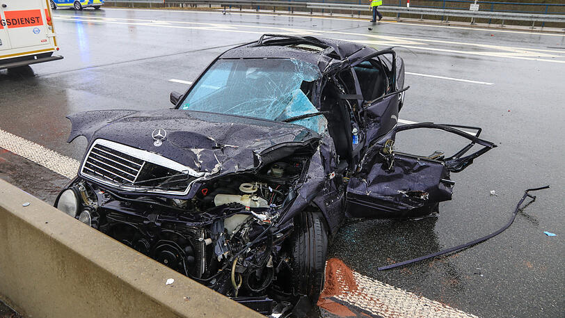 Die Bilder vom Unfallort auf der A9: Der junge Mercedes-Fahrer aus München erlag seinen Verletzungen.