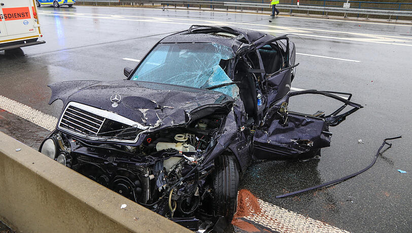 Die Bilder vom Unfallort auf der A9: Der junge Mercedes-Fahrer aus München erlag seinen Verletzungen.