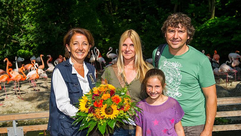 (v.l-r): Beatrix Köhler (Tierparkchefin Hellabrunn), Brigitte und Celina Auer sowie Manfred Oberauer (v.l-r): Beatrix Köhler (Tierparkchefin Hellabrunn), Brigitte und Celina Auer sowie Manfred Oberauer