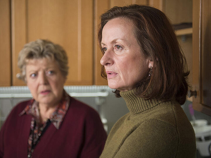 Anna (Irene Fischer, r.) kehrt zurück und trifft auf ihre Rivalin Helga (Marie-Luise Marjan)