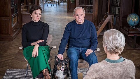 "Und wer nimmt den Hund?": Doris (Martina Gedeck) und Georg (Ulrich Tukur) beginnen eine Paartherapie