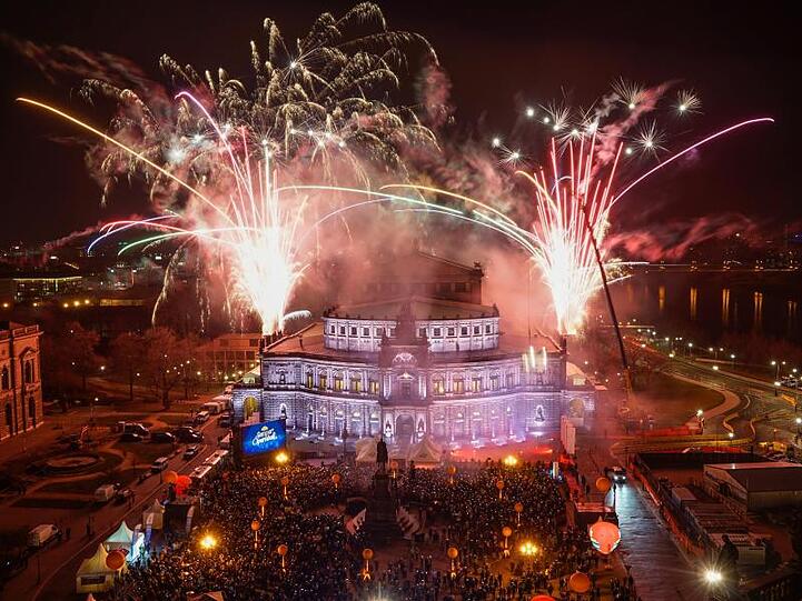 Beim OpenAir Ball auf dem Theaterplatz feierten tausende Dresdener:.
