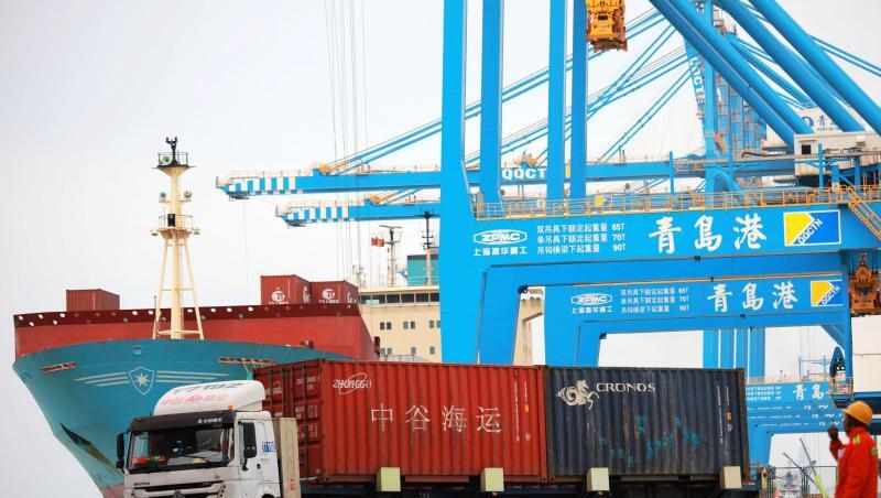 In einem chinesischen Hafen werden Container verladen. In einem chinesischen Hafen werden Container verladen.