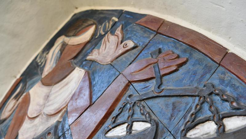 Ein Kunstwerk, das die römische Göttin Justitia mit ihrer Waage zeigt, ist an einer Fassade angebracht. Foto: Felix Kästle/Archivbild