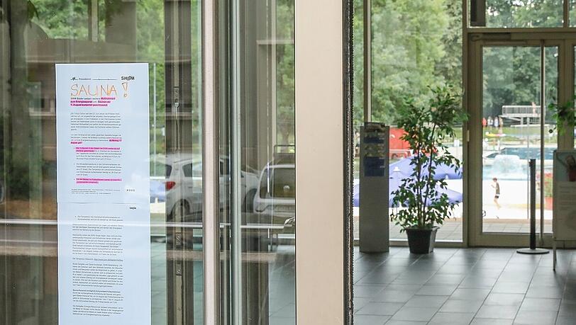 "Sauna!" – ab Montag wegen Energiesparmaßnahmen geschlossen. Mitarbeiter haben den Aushang am Freitag in die Eingangstür zum Prinzregentenbad gehängt.
