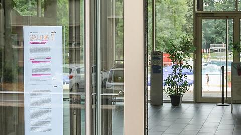 "Sauna!" – ab Montag wegen Energiesparmaßnahmen geschlossen. Mitarbeiter haben den Aushang am Freitag in die Eingangstür zum Prinzregentenbad gehängt.